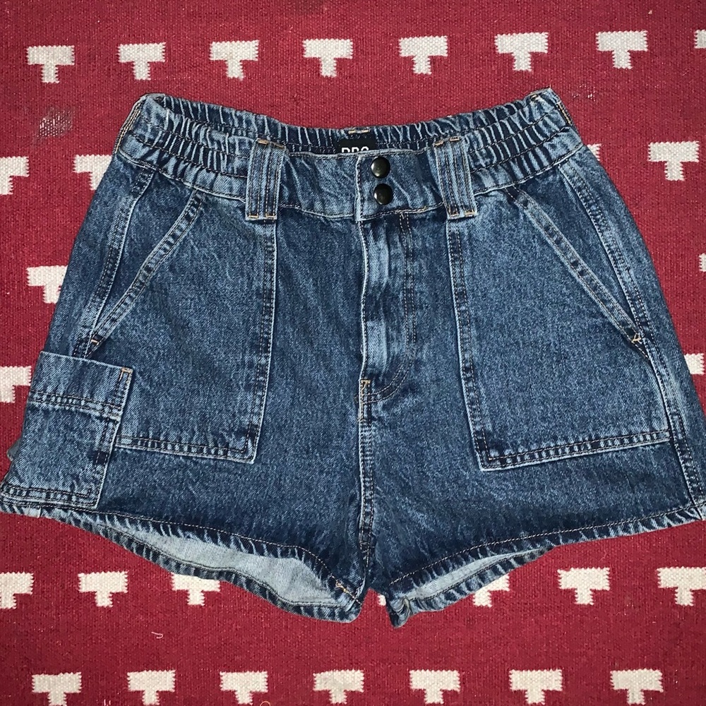 NEVER WORN UO DENIM SHORTS. SIZE M